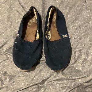 Navy blue toms